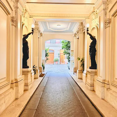 Cosy Place Entre L'arc De Triomphe Et Les Champs-elysees Homestay *